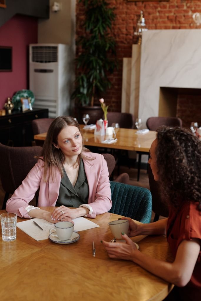 In-person conversation captured by a bot-free AI note taker